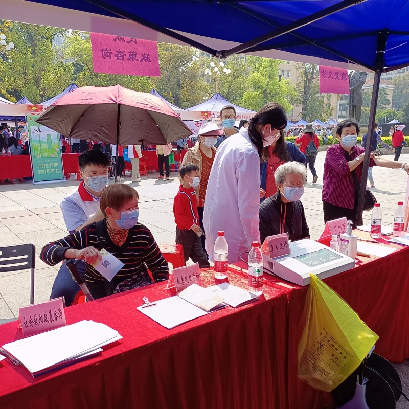 网上赌博平台积极参加市直机关工委组织的学雷锋志愿服务活动.jpg