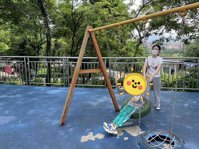 志愿者带领儿童开展体育运动.jpg
