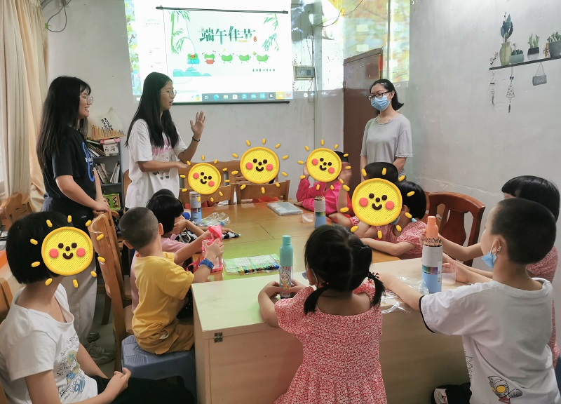 志愿者协助开展端午活动.jpg