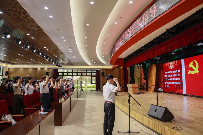 网上赌博平台组织机关离退休党员参观市第二老人院和七一活动.jpg
