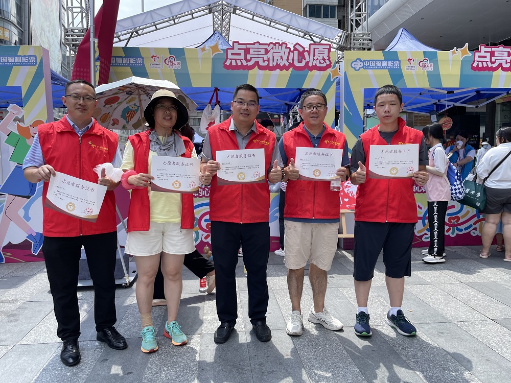 活动设置了慈善体验区,市民参与慈善打卡留念.jpg