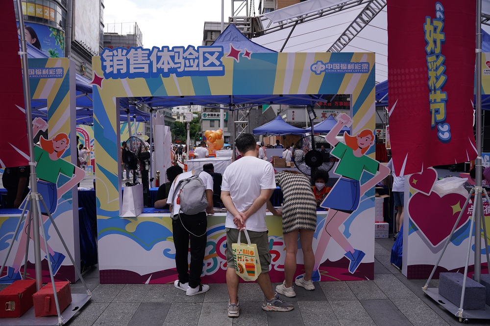 活动现场设置销售摊位,吸引市民驻足体验.JPG
