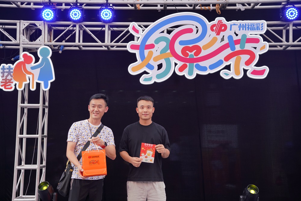 市民参与互动游戏,分享收获礼品的喜悦.JPG
