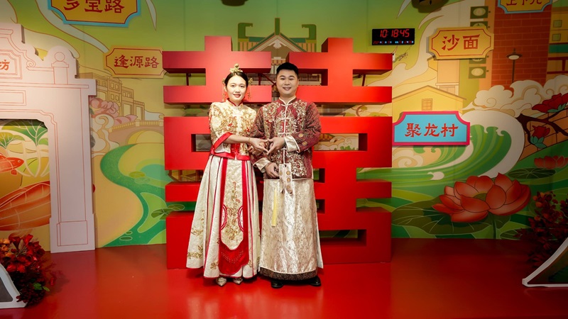 新人在荔湾区婚俗文化馆内双喜墙前打卡拍照.jpg