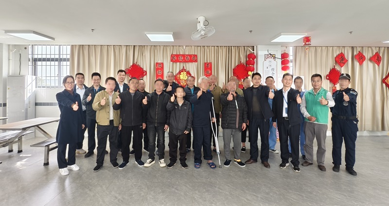 春节活动后,受助人员和工作人员合影.jpg