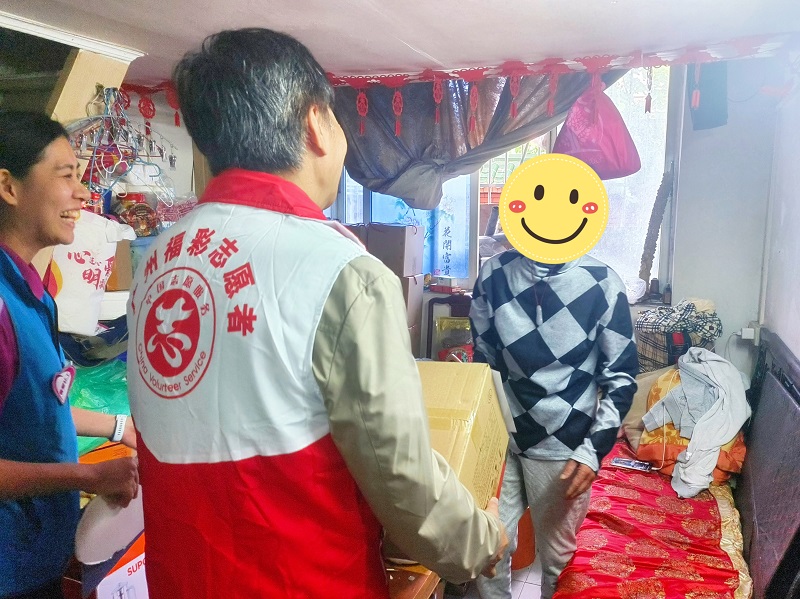 福彩志愿者将“微心愿”物资送到困难长者家中.jpg
