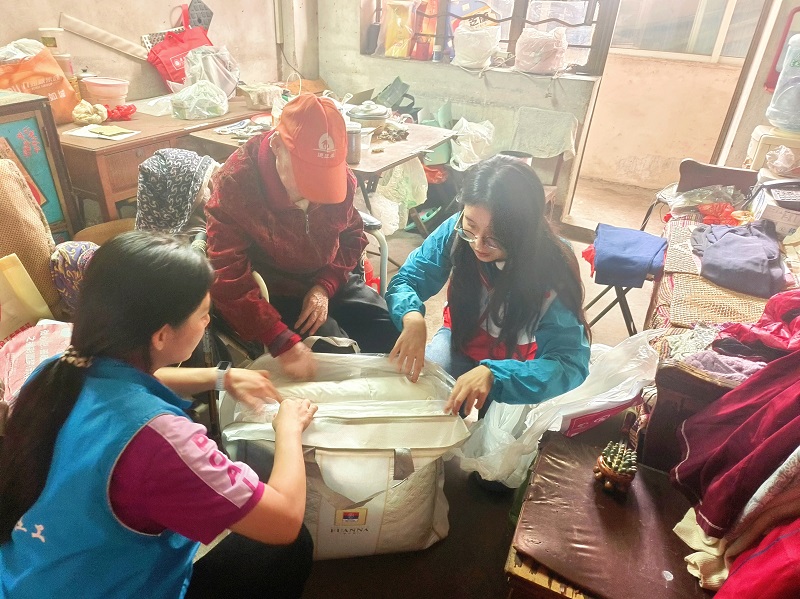 福彩志愿者为困难长者送上过冬棉被.jpg