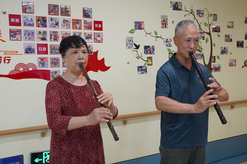 配图3:长者们展示吹洞箫(羊城晚报摄).jpg