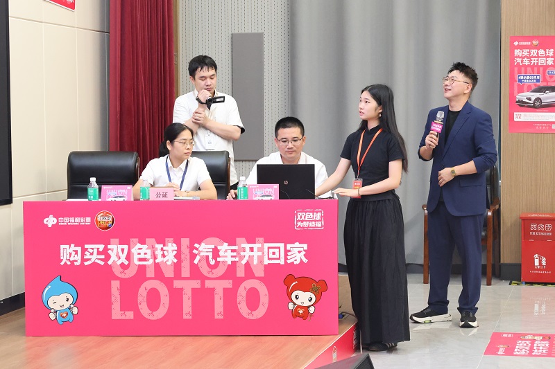 配图：抽奖嘉宾上台抽取一、二等奖.jpg