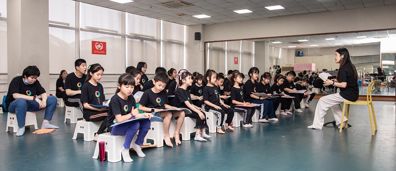 配图1：“雨后彩虹”特殊儿童融合教育项目音乐教学现场（市少年宫供图）.jpg